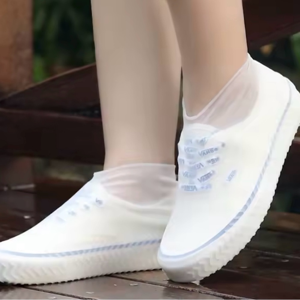 STAY DRY WITH THESE‎ WATERPROOF SHOE COVERS